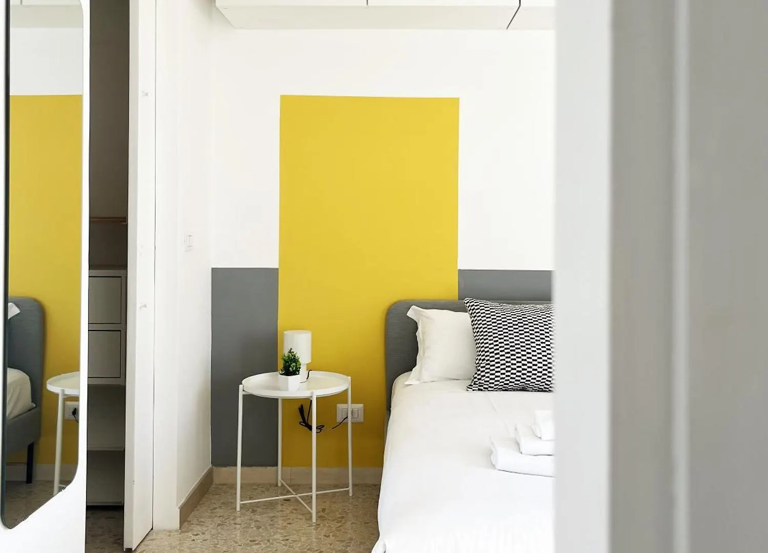 Apartment Yellow Sweet Home Rome Italy