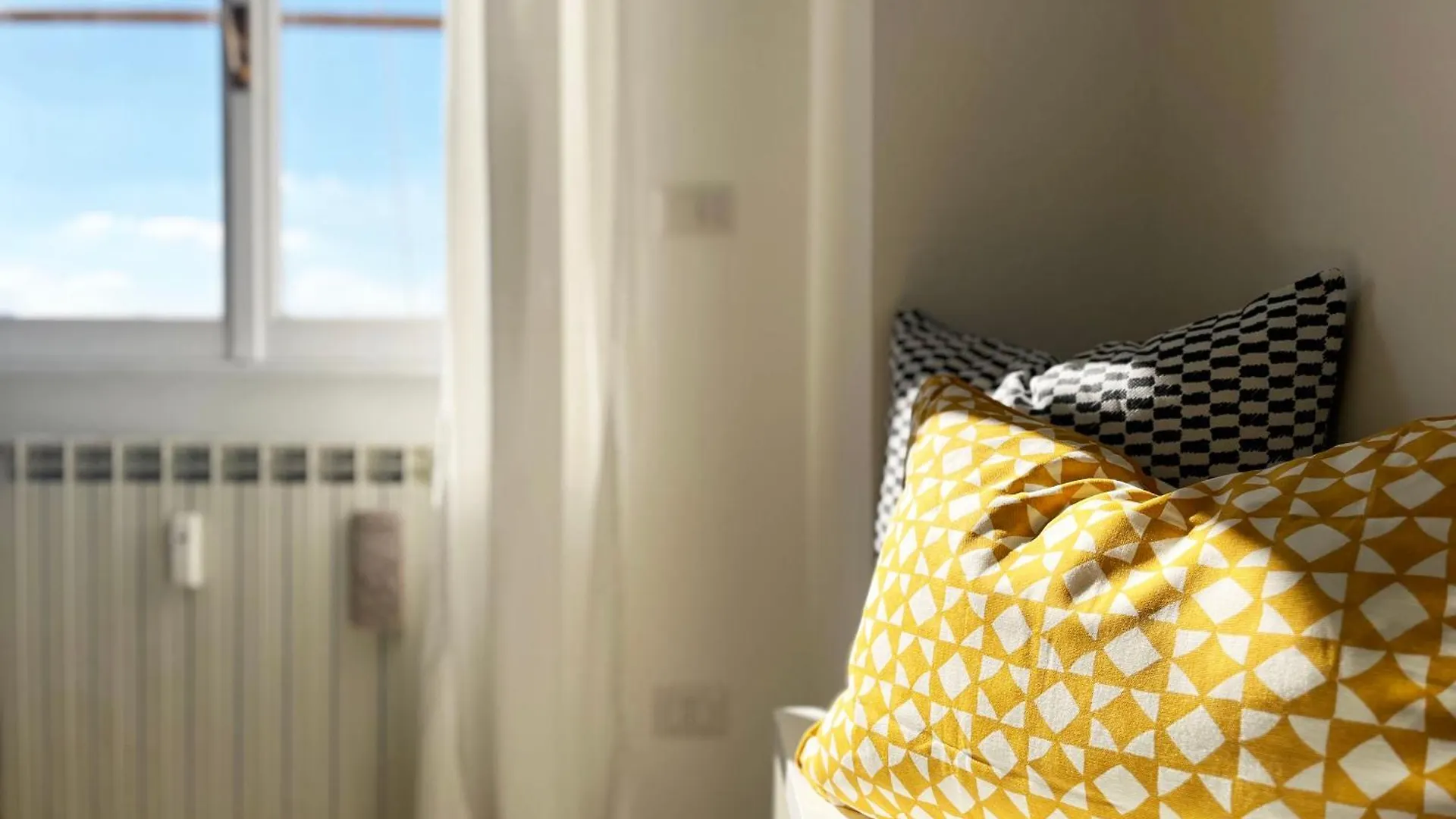 Apartment Yellow Sweet Home Rome